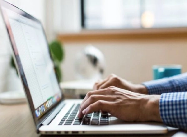 Lifestyle News | Study Finds Live-streaming Ads for Junk Food, Alcohol Increased During COVID Pandemic