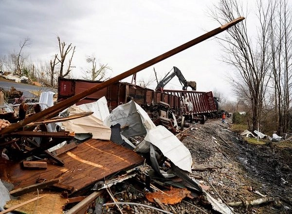 World News | Death Toll May Rise to 100 After 30 Tornadoes Rip Through 6 US States