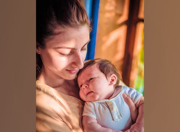 Entertainment News | 'I Remember First Time I Held You in My Arms': Soha Ali Khan Shares Priceless Picture of Taimur