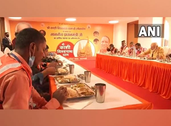 India News | PM Modi, Yogi Adityanath Have Lunch with Workers Involved in Kashi Vishwanath Dham Corridor Construction