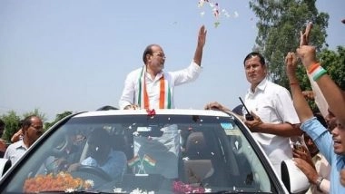 India News | DP Yadav Takes Jibe at Samajwadi Party, Says 'red Cap is Sign of Danger'