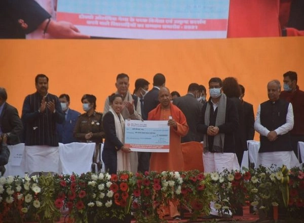 Sports News | Mirabai Chanu Receives Rs 1.50 Crore Reward by UP Govt, Says She is Grateful to Receive Such Respect