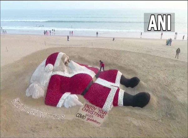 Christmas 2021: Odisha Sand Artist Sudarsan Pattnaik Creates Santa Claus on Puri Beach With 5,400 Roses (See Pics)