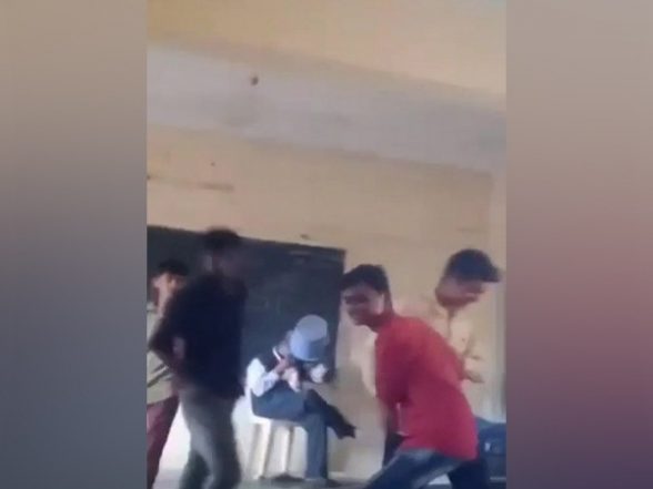 588px x 441px - Karnataka: Video of Students Assaulting Teacher in School Goes Viral,  Education Minister Directs Action | LatestLY