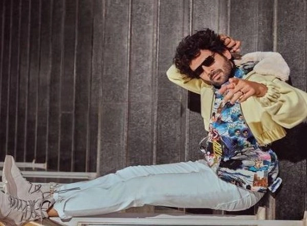 Entertainment News | Kartik Aryan Enjoys 'Dilli Ki Sardi' on 'Shehzada' Film Set