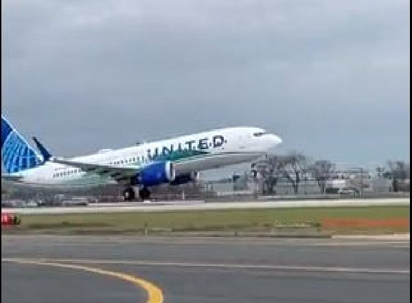 World News | United Airlines Makes History, Operates First Commercial Flight Using 100 Pc Sustainable Fuel in One of Two Engines