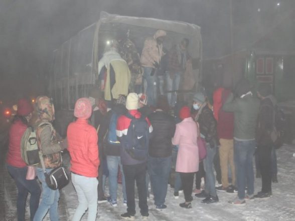 India News | Army Rescues over 1,000 Tourists Stranded in Sikkim Amid Heavy Snowfall - Vimarsana News