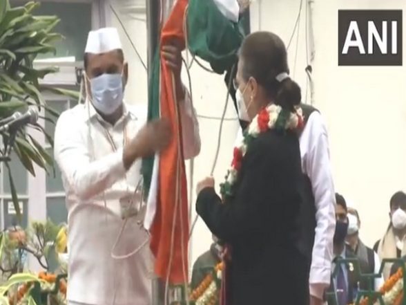 India News | Congress Party Flag Falls Down as Sonia Gandhi Attempts to Unfurl It During Foundation Day Event - Vimarsana News
