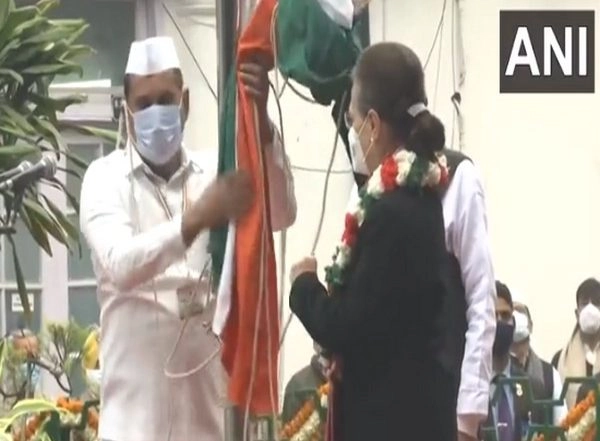 India News | Congress Party Flag Falls Down as Sonia Gandhi Attempts to Unfurl It During Foundation Day Event