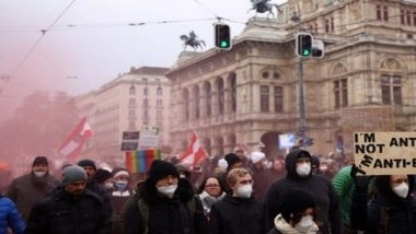 World News | Hundreds Protesting Mandatory COVID-19 Vaccination in Centre of Prague