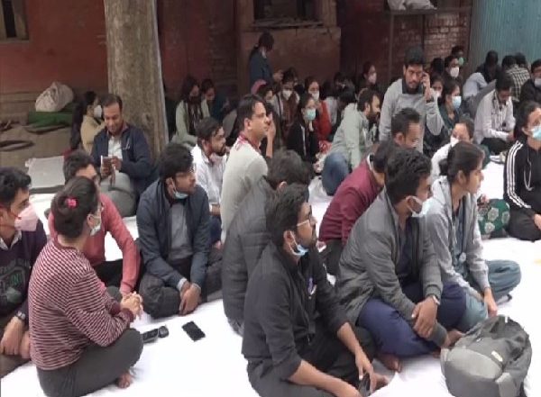 Agra: Junior Doctors Boycott Work in Medical College Demanding Expedite NEET Counselling