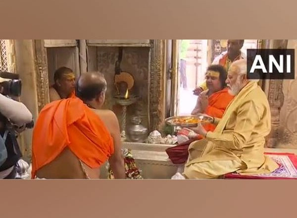 India News | Varanasi: PM Modi Offers Prayers at Kashi Vishwanath Temple, Performs 'abhishek' of Lord Shiva