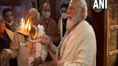 PM Narendra Modi Offers Prayers at Kaal Bhiarav Temple in Varanasi (Watch Video)