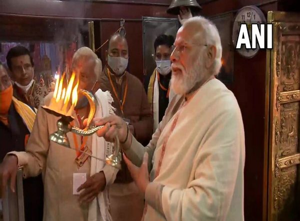 PM Narendra Modi Offers Prayers at Kaal Bhiarav Temple in Varanasi (Watch Video)
