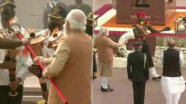 Vijay Diwas 2021: PM Narendra Modi Participates in Homage & Reception Ceremony of 'Swarnim Vijay Mashaals' at War Memorial (Watch Video)