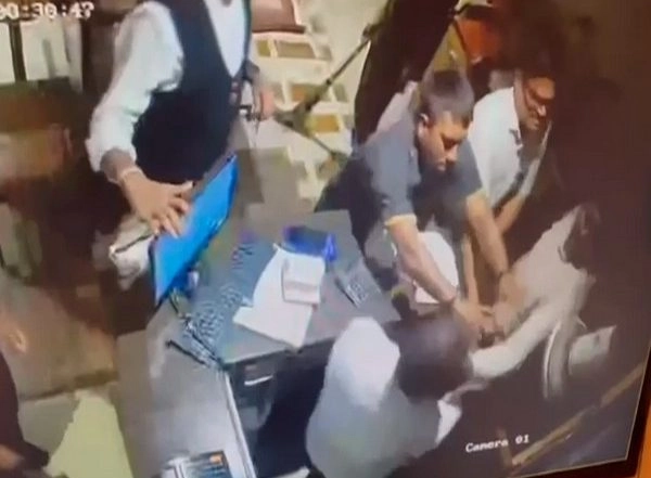 India News | Hotel Association Condemns Assault of Hotel Staff by Cop in Maharashtra for Denying Free Food, Drinks