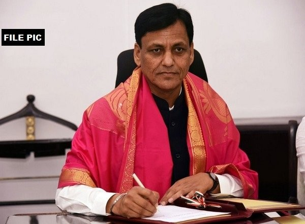 India News | Over 1.33 Crore Indian Nationals Living in Foreign Countries, Government Informs Lok Sabha
