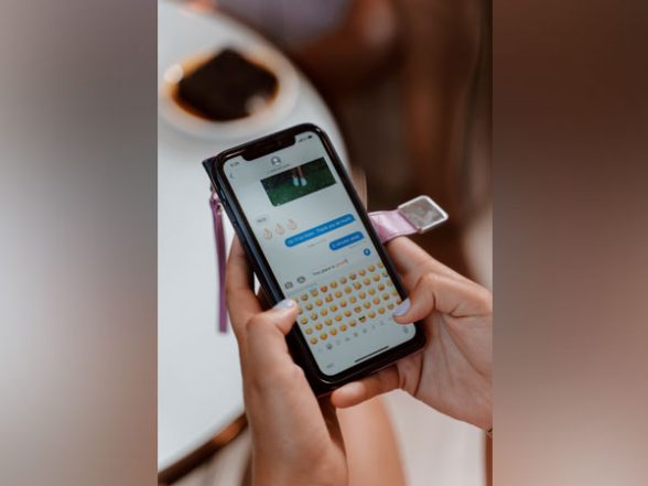 Understanding of Texts Worsens With Age, Says Study - Vimarsana News