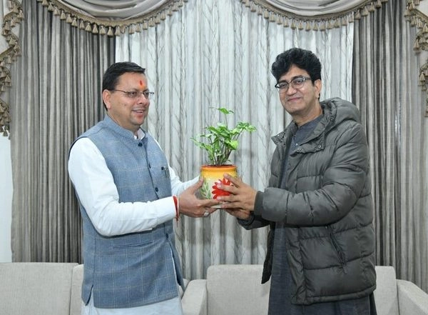 Entertainment News | Lyricist Prasoon Joshi Meets Uttarakhand CM Pushkar Singh Dhami