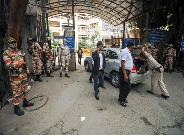 India News | Delhi Police Rules out Terror Angle in Rohini Court's Low-intensity Blast Case, Nabs DRDO Employee