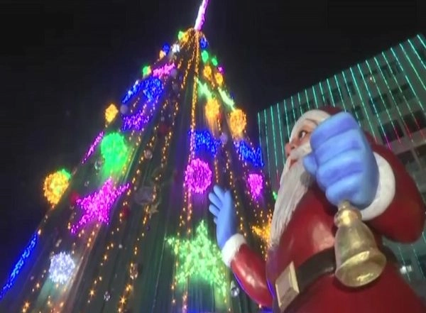 Christmas Eve 2021: Kolkata's Park Street Lit Up to Welcome Christmas, 50-feet Tall Christmas Tree Installed in City