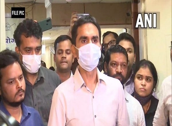 India News | Maharashtra Excise Dept Issues Notice to Bar Owned by Sameer Wankhede