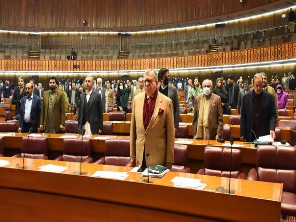 World News | Amid Rising Inflation in Pakistan, Imran Khan Govt Proposes to Raise Taxes Through Mini-budget - Vimarsana News
