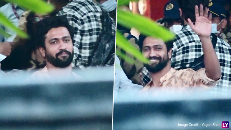 Vicky Kaushal Spotted at Mumbai Airport Ahead of His Wedding With Katrina Kaif in Rajasthan (View Pics)