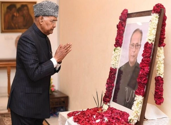 Pranab Mukherjee Birth Anniversary: Ram Nath Kovind Pays Floral Tribute to Former President