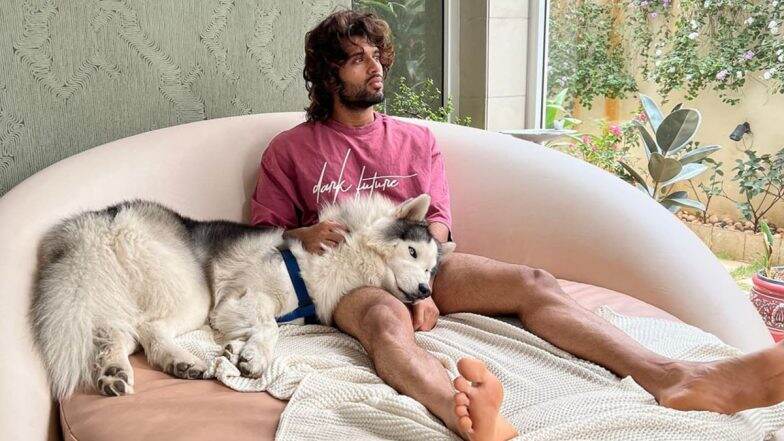 Vijay Deverakonda Chills With His Pet Storm at Home As Shoots Get Cancelled Due to COVID-19 (View Pic)