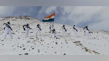 India News | 73rd Republic Day: ITBP Troops Unfurl National Flag at 15,000 Feet in Ladakh, Sing National Anthem
