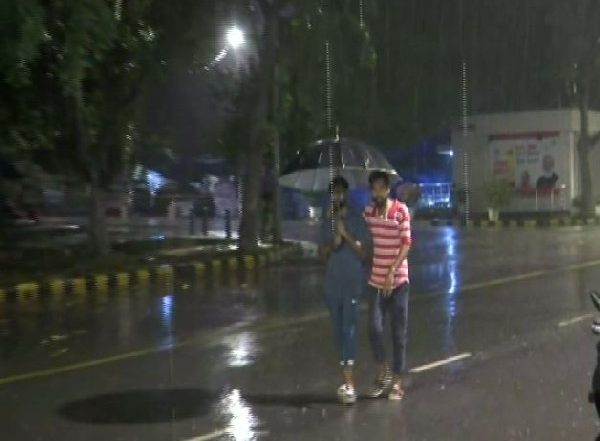 Delhi Wakes Up to Light Rain, Minimum Temperature Drops to 10 Degrees Celsius