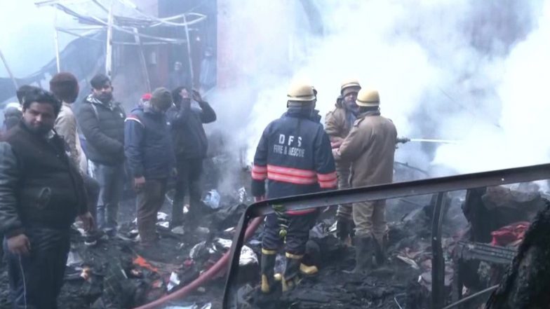Fire Breaks Out at Delhi's Lajpat Rai Market in Chandni Chowk, 12 Fire Tenders Rushed to the Spot