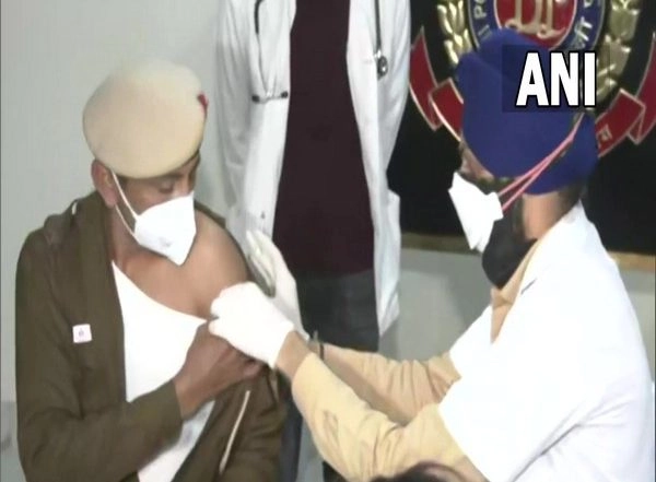 India News | 396 Police Personnel Receive 'precautionary Dose' of COVID-19 Vaccine at Delhi's Special Camp