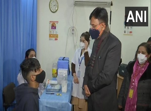 Health Minister Mansukh Mandaviya Visits RML Hospital To Take Stock of COVID-19 Vaccination for Children Aged 15–18 Years