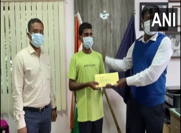 India News | Naxal Carrying Rs 3 Lakh Reward Surrenders in Chhattisgarh's Bijapur