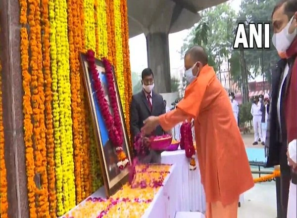 India News | UP CM Pays Floral Tribute to Netaji Subhas Chandra Bose on His 125th Birth Anniversary