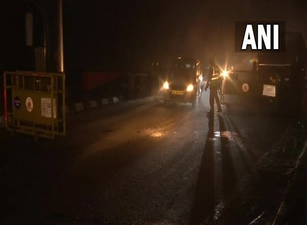 India News | Checking, Barricading Continue as Weekend, Night Curfew Remains in Place in Delhi