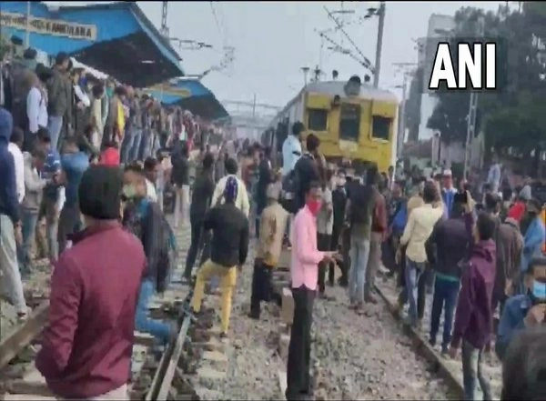 India News | Jute Mill Workers Block Train over 'temporary Work Suspension' in West Bengal's Bhatpara