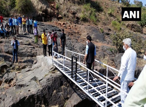India News | Aaditya Thackeray Inaugurates Bridge in Maharashtra's Nashik, Villagers to Get Tap Water Too