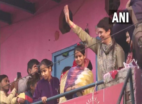 Uttar Pradesh Assembly Elections 2022: Priyanka Gandhi Begins Door-to-Door Campaign in Noida From Kali Mata Mandir, Expresses Confidence in Defeating BJP
