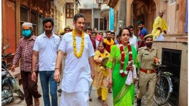 Business News | MP Hema Malini Visits the Radha Raman Temple in Mathura on the Eve of Sharad Purnima Accompanied by Acharya Pundrik Goswami