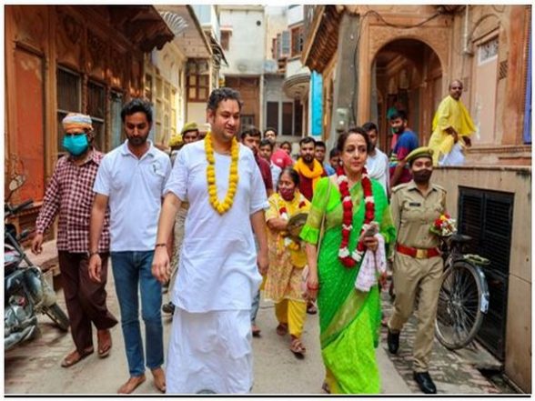 Business News | MP Hema Malini Visits the Radha Raman Temple in Mathura on  the Eve of Sharad Purnima Accompanied by Acharya Pundrik Goswami | LatestLY