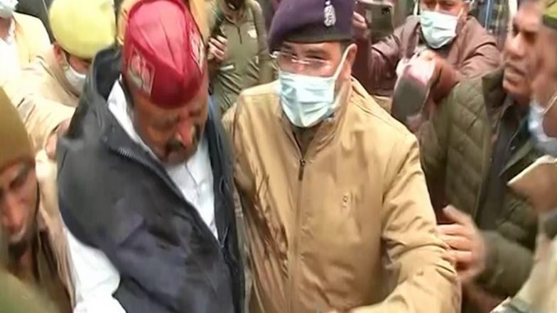 Uttar Pradesh Assembly Elections 2022: SP Worker Thakur Aditya Attempts Self-Immolation Outside Party Office in Lucknow, Claims Denied Poll Ticket - Vimarsana News