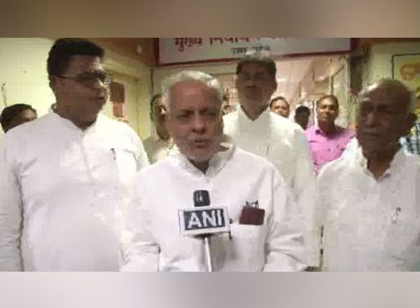 Uttar Pradesh Assembly Elections 2022: Samajwadi Party Complains to Poll Panel About Violation of Code of Conduct, COVID-19 Norms by BJP Leaders in UP