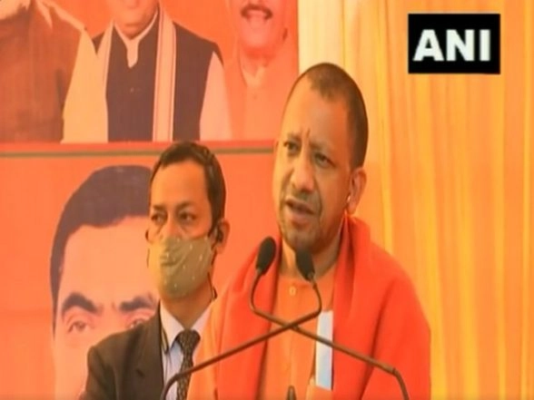 Uttar Pradesh Assembly Elections 2022: CM Yogi Adityanath Calls SP 'Tamanchawadi' Party with Socialist Cover, Riotist Ideology