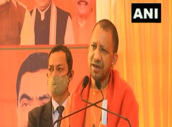 Uttar Pradesh Assembly Elections 2022: CM Yogi Adityanath Calls SP 'Tamanchawadi' Party with Socialist Cover, Riotist Ideology