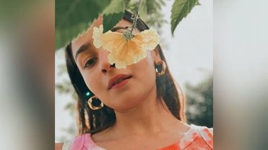 Entertainment News | Alia Bhatt Hangs out with 'sun', 'flower'