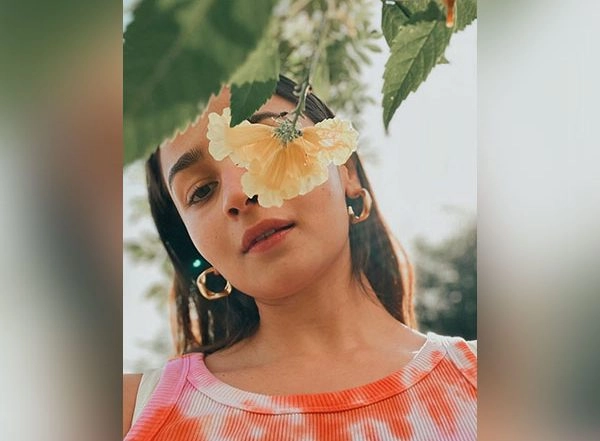 Entertainment News | Alia Bhatt Hangs out with 'sun', 'flower'
