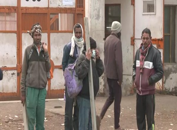 India News | Not Everybody Can Afford to Work from Home, Say Daily Wagers Waiting for Assignments in Noida Amid COVID Restrictions
